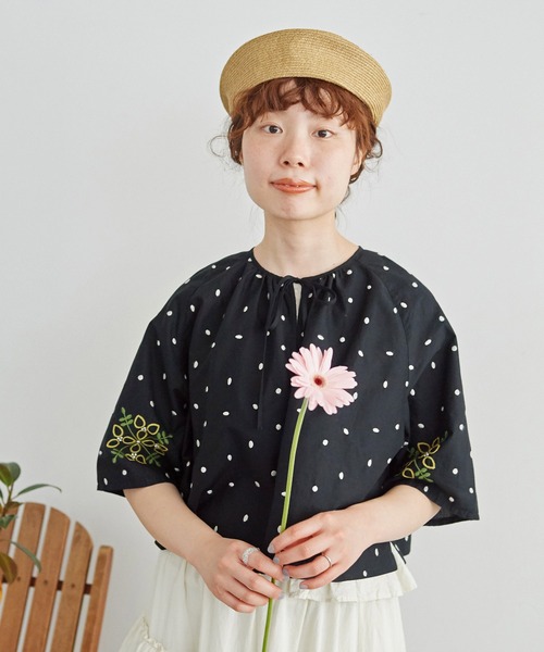 chambre de charme（シャンブルドゥシャーム）の「●石ころドットとお花刺繍 ブラウス（シャツ/ブラウス・レディース・ブラック・FREE）」の22枚目の写真