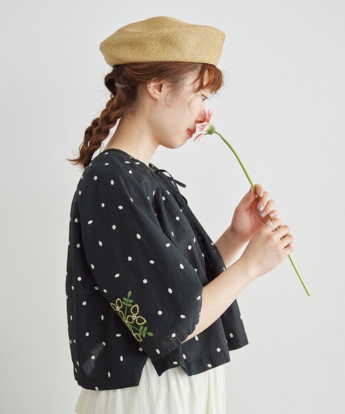 chambre de charme（シャンブルドゥシャーム）の「●石ころドットとお花刺繍 ブラウス（シャツ/ブラウス・レディース・ブラック・FREE）」の3枚目の写真