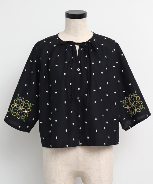 chambre de charme（シャンブルドゥシャーム）の「●石ころドットとお花刺繍 ブラウス（シャツ/ブラウス・レディース・ブラック・FREE）」の20枚目の写真