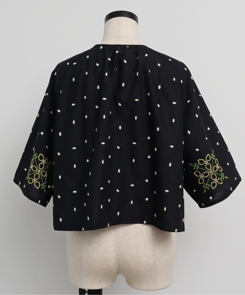 chambre de charme（シャンブルドゥシャーム）の「●石ころドットとお花刺繍 ブラウス（シャツ/ブラウス・レディース・ブラック・FREE）」の5枚目の写真
