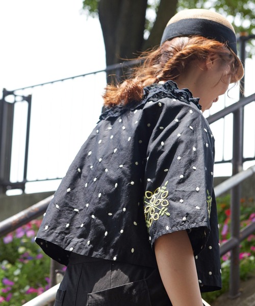chambre de charme（シャンブルドゥシャーム）の「●石ころドットとお花刺繍 ブラウス（シャツ/ブラウス・レディース・ブラック・FREE）」の6枚目の写真