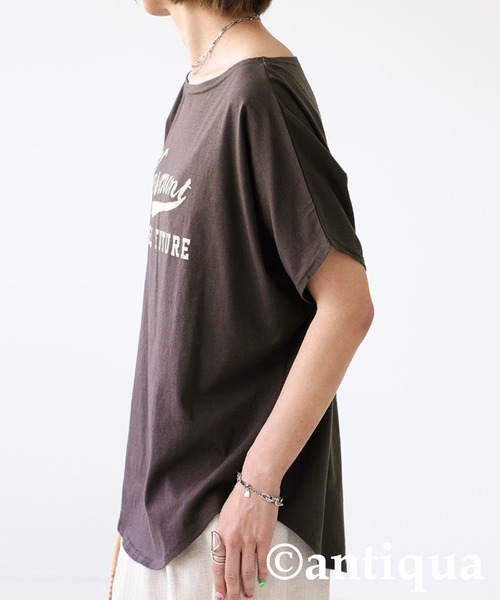antiqua(アンティカ)の「『迷わずイロチ買い。』カレッジロゴデザインドルマンT(Tシャツ/カットソー・レディース・ホワイト系その他/ブラック系その他/ブラウン系その他/グリーン系その他/ブルー系その他/パープル系その他/ピンク系その他/グリーン系その他2/グリーン系その他3/ピンク系その他2・FREE)」の21枚目の写真