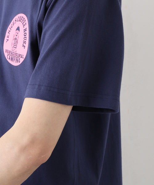 JOURNAL STANDARD（ジャーナルスタンダード）の「【VENICE 8 COFFEE×JS】CAMPING CAR Tシャツ（Tシャツ/カットソー・メンズ・ホワイト/ネイビー・MEDIUM/LARGE/X-LARGE）」の10枚目の写真