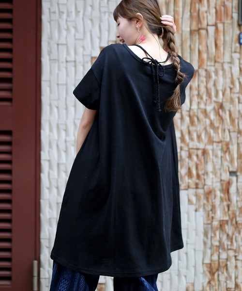 チチカカ（チチカカ）の「スラブ天竺ホルターワンピース（ワンピース・レディース・ブラック/パープル/オレンジ・FREE）」の5枚目の写真