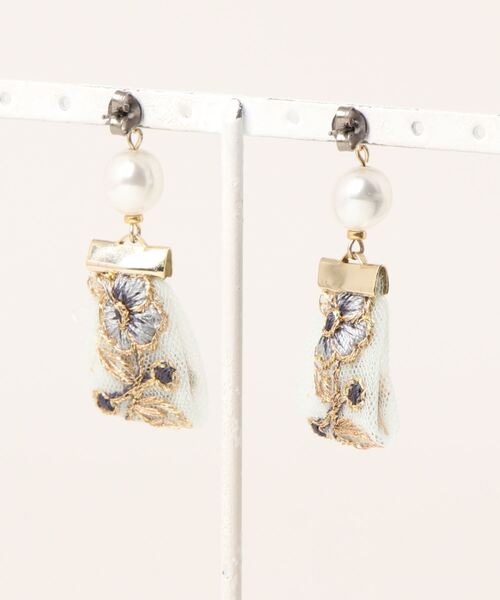 tone(トーン)の「【Hi-na】バロックパール×フラワー刺繍リボンタッセル ピアス(MA)(ピアス(両耳用)・レディース・ブルー/イエロー・FREE)」の4枚目の写真