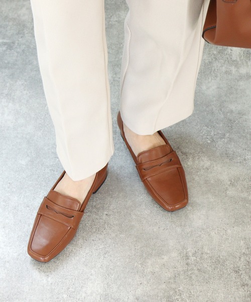 grandfleur（グランドフルール）の「3ｃｍヒール/スクエアトゥ コインローファー パンプス（ローファー・レディース・キャメル/ブラック/グレイッシュベージュ・24.0cm/22.5cm/23.5cm/24.5cm/23.0cm）」の3枚目の写真