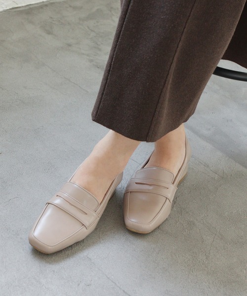 grandfleur（グランドフルール）の「3ｃｍヒール/スクエアトゥ コインローファー パンプス（ローファー・レディース・キャメル/ブラック/グレイッシュベージュ・24.0cm/22.5cm/23.5cm/24.5cm/23.0cm）」の19枚目の写真