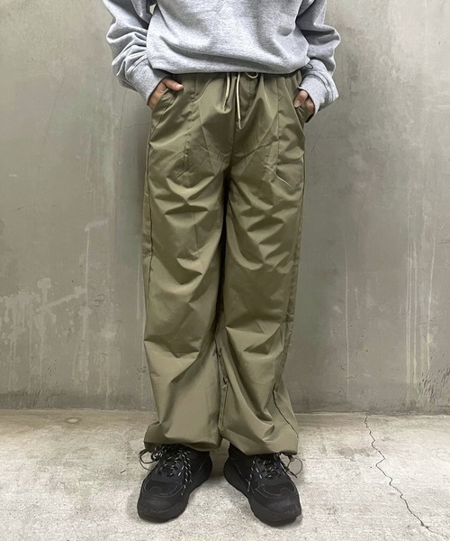 COMON+(コモンプラス)の「スピンドル 付き ワイド シルエット パラシュートパンツ(カーゴパンツ・レディース・ブラック/ブラウン/カーキ・M/L)」の14枚目の写真