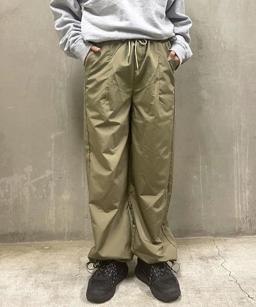 COMON+(コモンプラス)の「スピンドル 付き ワイド シルエット パラシュートパンツ(カーゴパンツ・レディース・ブラック/ブラウン/カーキ・M/L)」の15枚目の写真