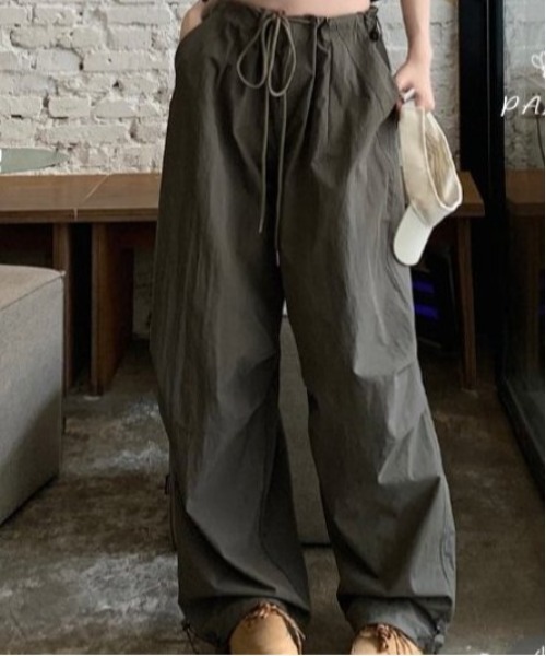 COMON+(コモンプラス)の「スピンドル 付き ワイド シルエット パラシュートパンツ(カーゴパンツ・レディース・ブラック/ブラウン/カーキ・M/L)」の8枚目の写真