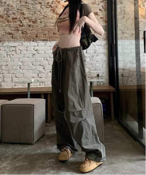 COMON+(コモンプラス)の「スピンドル 付き ワイド シルエット パラシュートパンツ(カーゴパンツ・レディース・ブラック/ブラウン/カーキ・M/L)」の9枚目の写真