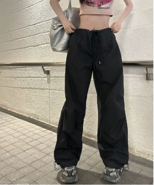 COMON+(コモンプラス)の「スピンドル 付き ワイド シルエット パラシュートパンツ(カーゴパンツ・レディース・ブラック/ブラウン/カーキ・M/L)」の16枚目の写真