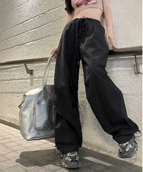 COMON+(コモンプラス)の「スピンドル 付き ワイド シルエット パラシュートパンツ(カーゴパンツ・レディース・ブラック/ブラウン/カーキ・M/L)」の5枚目の写真