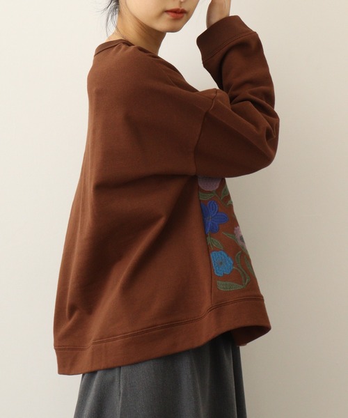 Emago(イマゴ)の「EMAGO 花刺繍プルオーバー(スウェット・レディース・ネイビー/ブラウン/アイボリー・FREE)」の13枚目の写真