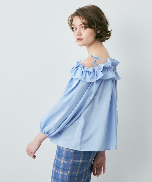 DEICY（デイシー）の「フリルギャザーオフショルブラウス（シャツ/ブラウス・レディース・ライトブルー/ベージュ/オフホワイト・FREE）」の5枚目の写真