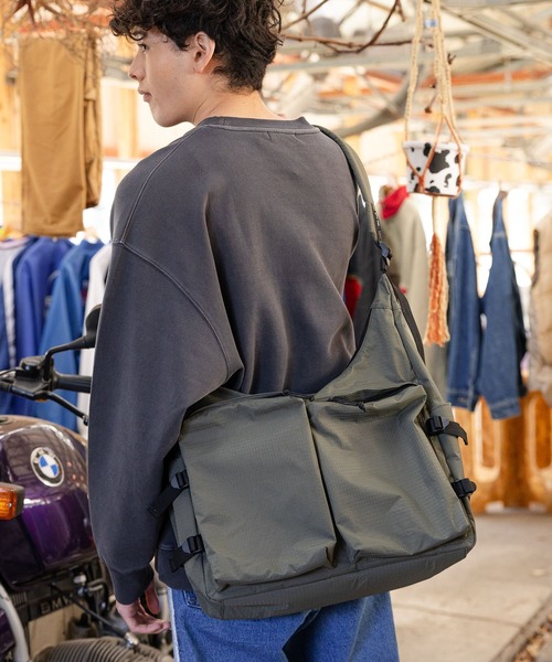 niko and...(ニコアンド)の「リップポケットショルダーバッグ(ショルダーバッグ・メンズ・カーキ/ブラック・FREE)」の6枚目の写真