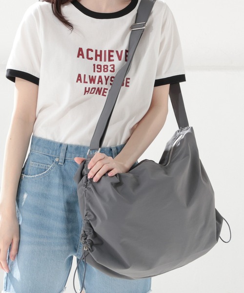 Honeys(ハニーズ)の「【撥水加工】サイドドローコードバッグ(ショルダーバッグ・レディース・アイボリー/ブラック/ダークグレー/カーキ/シルバー・FREE)」の3枚目の写真