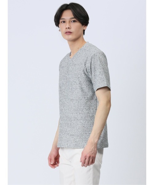 m.f.editorial(エムエフエディトリアル)の「【メッシュ ストレッチ】m.f.エディトリアル メンズ 転写 プリント Vネック 半袖 Tシャツ(Tシャツ/カットソー・メンズ・ライトグレー/ブルー/ホワイト×ブラック・MEDIUM/LARGE/X-LARGE)」の2枚目の写真