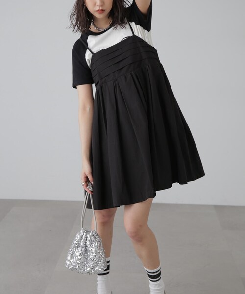 FREE'S MART（フリーズマート）の「コットンタックデザインミニキャミソールワンピース（ワンピース・レディース・ホワイト/ブラック・MEDIUM/SMALL）」の5枚目の写真