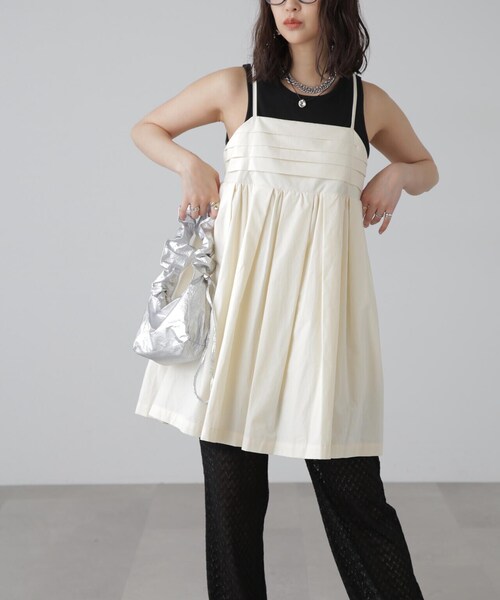 FREE'S MART（フリーズマート）の「コットンタックデザインミニキャミソールワンピース（ワンピース・レディース・ホワイト/ブラック・MEDIUM/SMALL）」の22枚目の写真