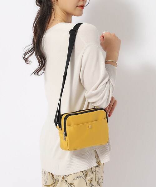 SHOO・LA・RUE(シューラルー)の「◆【撥水】クルミボタンスクエアショルダー(ショルダーバッグ・レディース・スモーキーグリーン系/ブラウン系4/イエロー/ブラック・00)」の5枚目の写真