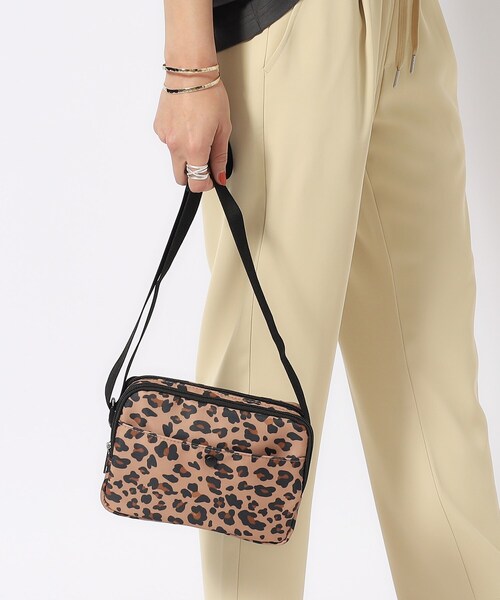 SHOO・LA・RUE(シューラルー)の「◆【撥水】クルミボタンスクエアショルダー(ショルダーバッグ・レディース・スモーキーグリーン系/ブラウン系4/イエロー/ブラック・00)」の2枚目の写真