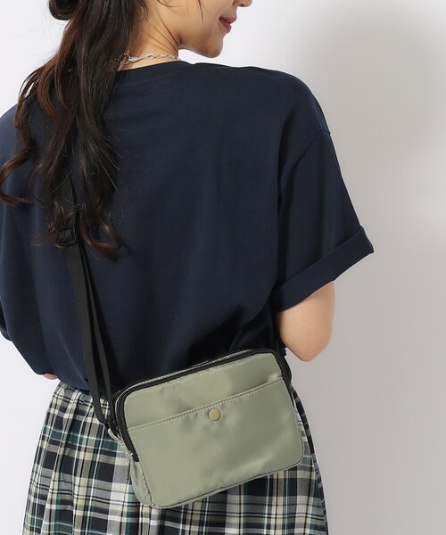 SHOO・LA・RUE(シューラルー)の「◆【撥水】クルミボタンスクエアショルダー(ショルダーバッグ・レディース・スモーキーグリーン系/ブラウン系4/イエロー/ブラック・00)」の3枚目の写真