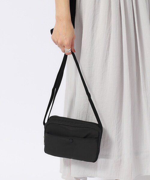 SHOO・LA・RUE(シューラルー)の「◆【撥水】クルミボタンスクエアショルダー(ショルダーバッグ・レディース・スモーキーグリーン系/ブラウン系4/イエロー/ブラック・00)」の1枚目の写真