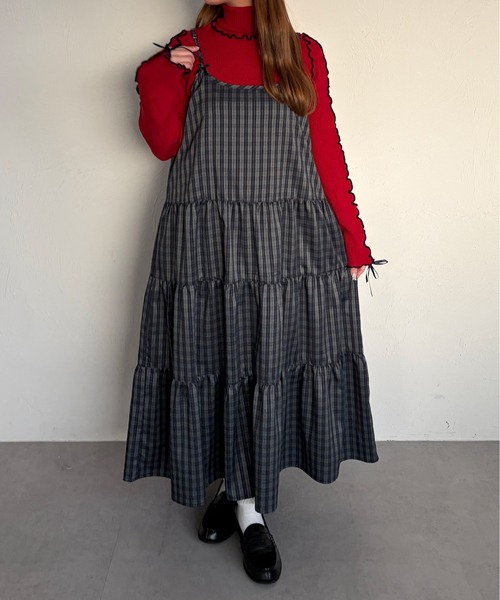 kutir（クティール）の「アソートリボンティアードキャミワンピース（ワンピース・レディース・ブラック/イエロー系その他/レッド/ブルー系その他/グリーン系その他/グリーン/ブルー系/イエロー系/レッド系/ブラック系その他/オフホワイト/ライトグリーン/ネイビー・FREE）」の4枚目の写真