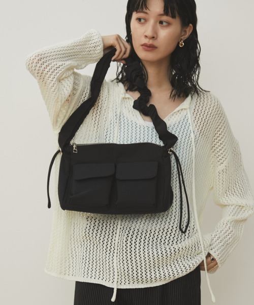MERLOT(メルロー)の「ギャザーハンドルアウトポケットショルダーバッグ/ 500mlペットボトル収納可能(ショルダーバッグ・レディース・ライトグレー/ブラック・FREE)」の1枚目の写真