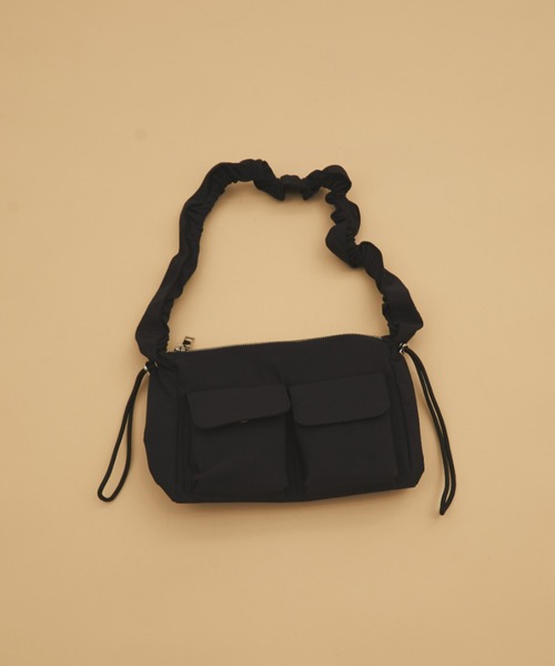 MERLOT(メルロー)の「ギャザーハンドルアウトポケットショルダーバッグ/ 500mlペットボトル収納可能(ショルダーバッグ・レディース・ライトグレー/ブラック・FREE)」の11枚目の写真