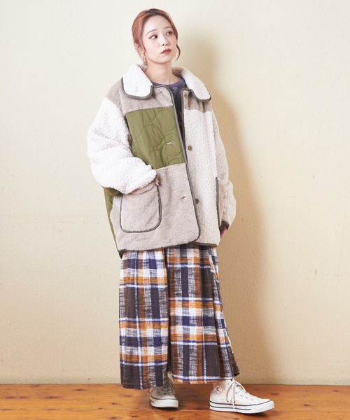 CUBE SUGAR(キューブシュガー)の「ボア×ファー×キルトミックス切替ビッグコート(ミリタリージャケット・レディース・ナチュラル/ブラック/ブラウン・M)」の4枚目の写真