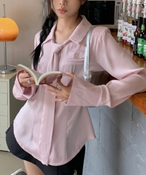 gossip！ロサンゼルス（ゴシップロサンゼルス）の「タイデザインストライプシャツ（シャツ/ブラウス・レディース・ブルー/ピンク・S/M）」の3枚目の写真