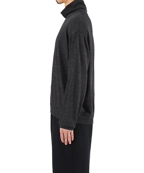 marka（マーカ）の「marka / マーカ：TURTLE NECK - sp120's wool cotton knit -：M24C-17CS01C[COR]（Tシャツ/カットソー・メンズ・グレー系その他/ブラック×ブルー・2(M)/1(S)）」の8枚目の写真