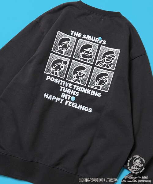 FREAK'S STORE(フリークスストア)の「GRAFFLEX×THE SMURFS/グラフレックス×スマーフ バック刺繍プリントデザイン クルーネックスウェット(スウェット・メンズ・ブラック/ライトグレー・MEDIUM/LARGE)」の2枚目の写真