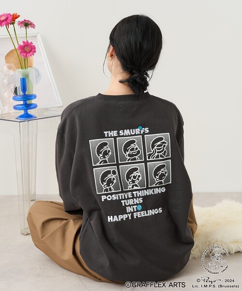 FREAK'S STORE(フリークスストア)の「GRAFFLEX×THE SMURFS/グラフレックス×スマーフ バック刺繍プリントデザイン クルーネックスウェット(スウェット・メンズ・ブラック/ライトグレー・MEDIUM/LARGE)」の22枚目の写真
