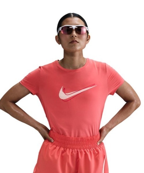 NIKE(ナイキ)の「ナイキ NIKE ナイキ ワン SWSH HBR DF S/S トップ(Tシャツ/カットソー・レディース・ブラック/サーモンピンク・S/M/L)」の1枚目の写真