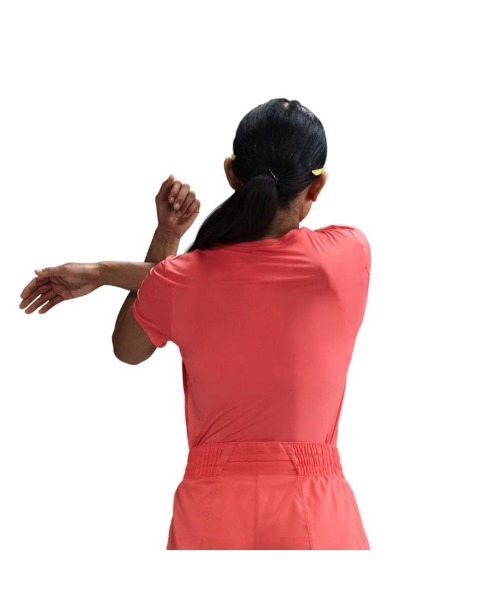 NIKE(ナイキ)の「ナイキ NIKE ナイキ ワン SWSH HBR DF S/S トップ(Tシャツ/カットソー・レディース・ブラック/サーモンピンク・S/M/L)」の5枚目の写真