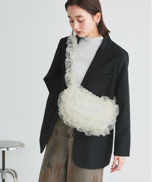 ad thie(アドティエ)の「チュールフリル ショルダーバッグ(ショルダーバッグ・レディース・オフホワイト/ブラック・FREE)」の3枚目の写真