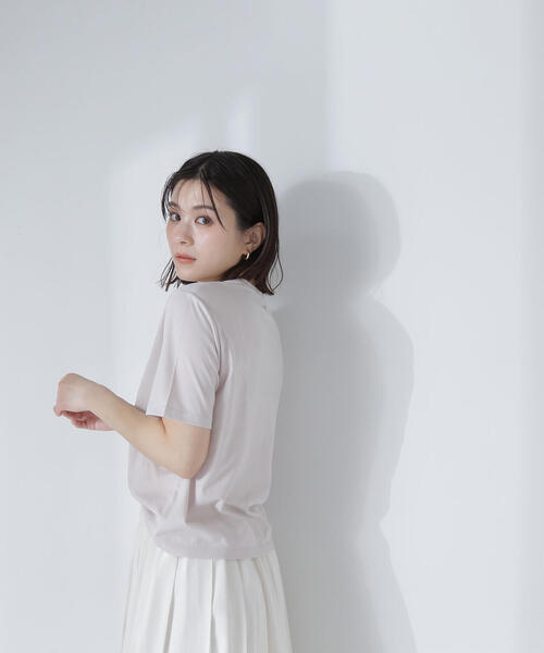 NATURAL BEAUTY BASIC(ナチュラルビューティーベーシック)の「◇メタルプレートロゴTシャツ(Tシャツ/カットソー・レディース・ネイビー/ベージュ/オフホワイト・FREE)」の21枚目の写真