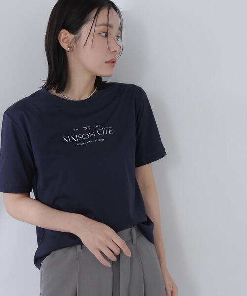 NATURAL BEAUTY BASIC(ナチュラルビューティーベーシック)の「◇メタルプレートロゴTシャツ(Tシャツ/カットソー・レディース・ネイビー/ベージュ/オフホワイト・FREE)」の7枚目の写真