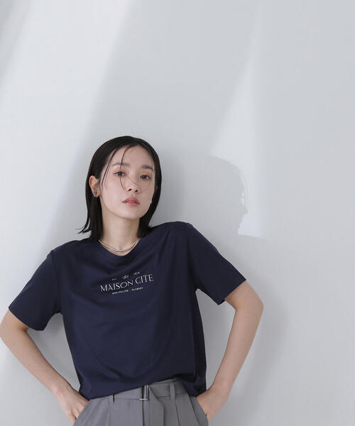 NATURAL BEAUTY BASIC(ナチュラルビューティーベーシック)の「◇メタルプレートロゴTシャツ(Tシャツ/カットソー・レディース・ネイビー/ベージュ/オフホワイト・FREE)」の7枚目の写真