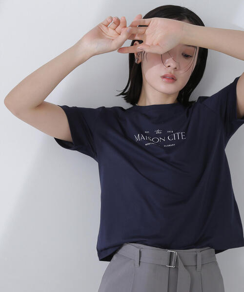 NATURAL BEAUTY BASIC(ナチュラルビューティーベーシック)の「◇メタルプレートロゴTシャツ(Tシャツ/カットソー・レディース・ネイビー/ベージュ/オフホワイト・FREE)」の9枚目の写真