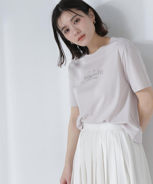 NATURAL BEAUTY BASIC(ナチュラルビューティーベーシック)の「◇メタルプレートロゴTシャツ(Tシャツ/カットソー・レディース・ネイビー/ベージュ/オフホワイト・FREE)」の1枚目の写真