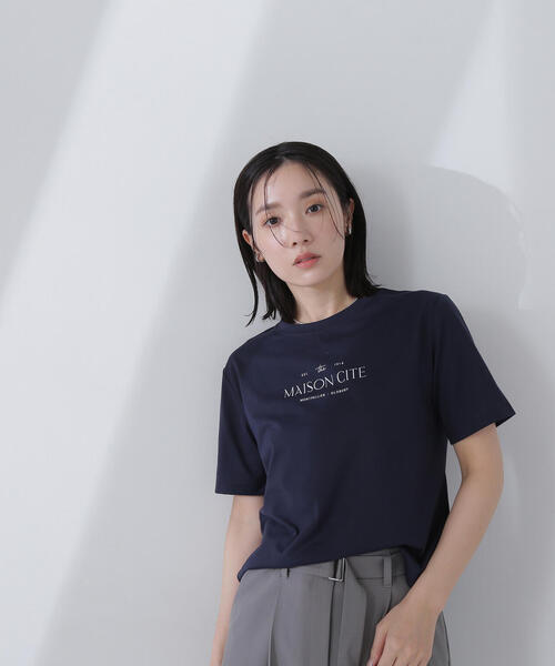 NATURAL BEAUTY BASIC(ナチュラルビューティーベーシック)の「◇メタルプレートロゴTシャツ(Tシャツ/カットソー・レディース・ネイビー/ベージュ/オフホワイト・FREE)」の3枚目の写真