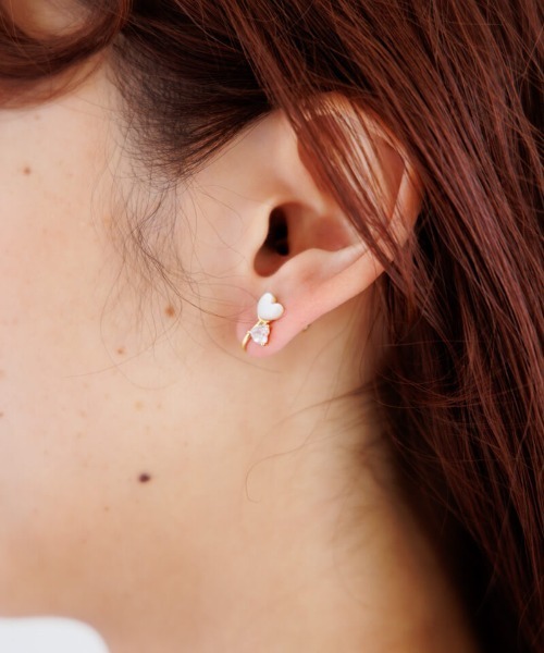 flower(フラワー)の「ハートビジューイヤリング(イヤリング・レディース・ゴールド・FREE)」の2枚目の写真