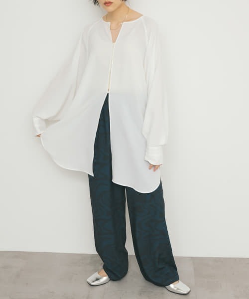 KBF(ケイビーエフ)の「2WAYスリットスリーブチュニック(チュニック・レディース・オフホワイト/ブラック/グリーン・ONE)」の6枚目の写真