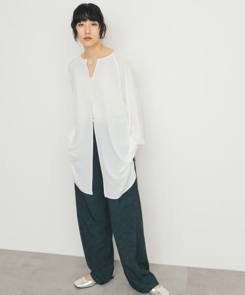 KBF(ケイビーエフ)の「2WAYスリットスリーブチュニック(チュニック・レディース・オフホワイト/ブラック/グリーン・ONE)」の8枚目の写真