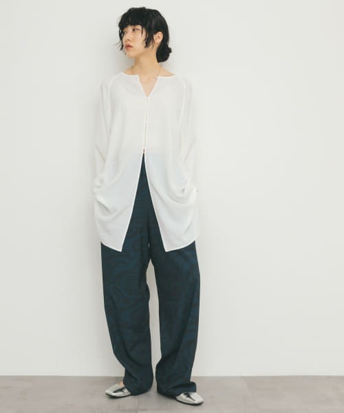 KBF(ケイビーエフ)の「2WAYスリットスリーブチュニック(チュニック・レディース・オフホワイト/ブラック/グリーン・ONE)」の9枚目の写真