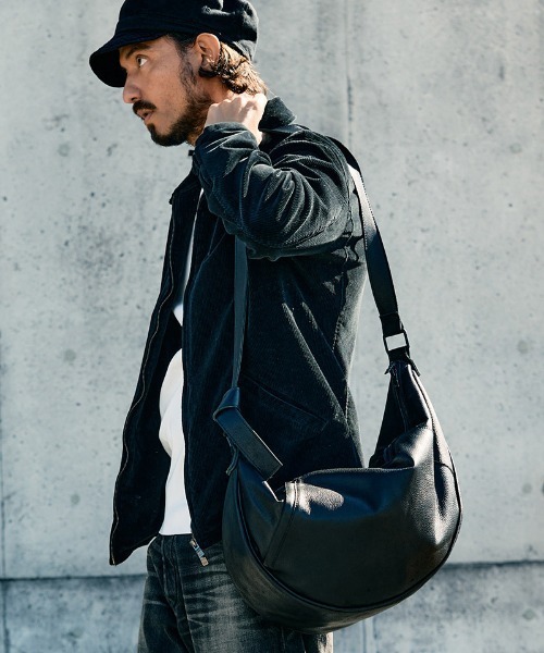 wjk(ダヴルジェイケイ)の「mko12770-big crescent moon bag ショルダーバッグ(ショルダーバッグ・メンズ・ブラック・FREE)」の12枚目の写真